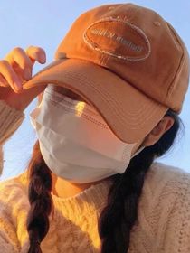 夕陽的陽光是溫暖的，連著少年的影子
