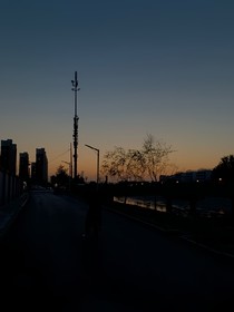 黎明下的阴霾