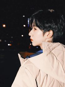 all霖：穿越了？花瓶？