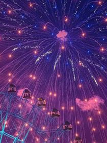 空呈暗紫释烟火