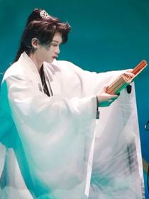 黄明昊：小王爷给口糖吃