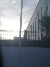 他不在