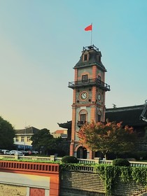 钟楼下的背影