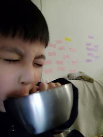 喝水不小心喝嗆了