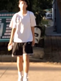 养大的小崽子把我扑倒了