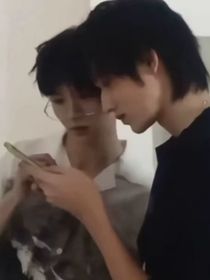 队里有一队小情侣