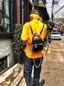 余總，夫人又出去擺攤啦！