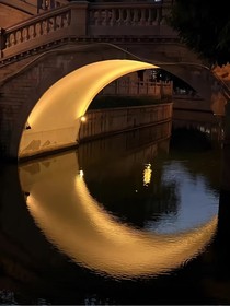 日光玉洁，周情孔思