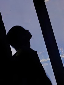 窗外也有他