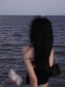 她是個(gè)很奇怪的女孩