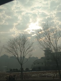 一面河城落夕陽