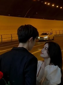 一人撑伞，两人行