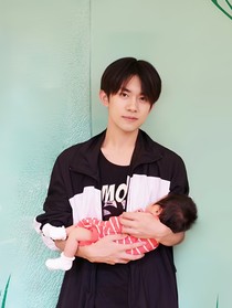 易烊千玺：帅气大佬的带娃日记