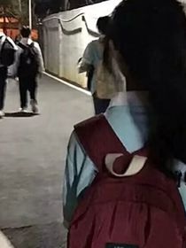 为偷看他一眼