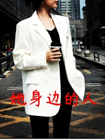 她身边的人