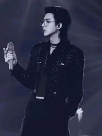 黑夜中耀眼的他