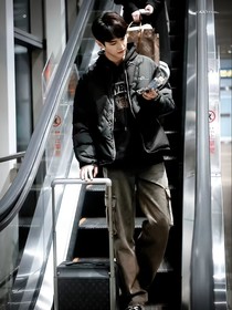 何与，与君初相识