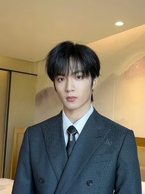 刘耀文：纯红色印记