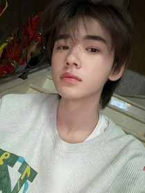 宋亚轩：弟弟今天沦陷了吗？