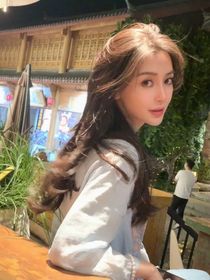 她苦尽甘来地成功了