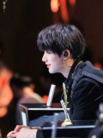 馬嘉祺：阿程，腰好細