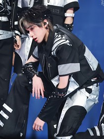 穿成万人迷的深情男配