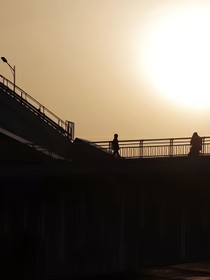 他还爱着