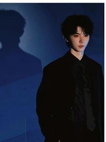 幕后情深：星空下的秘密恋曲