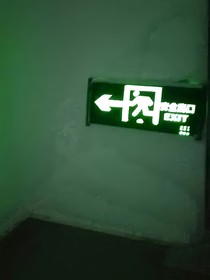 TNT：绿色小人在看红色月亮