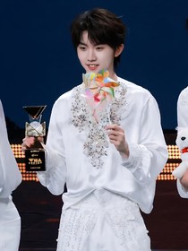 马嘉祺：我和小师妹谈恋爱