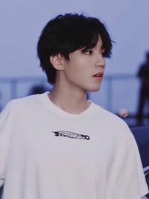 王俊凱：穿成他的小助理