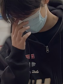 亲了邻居家哥哥后