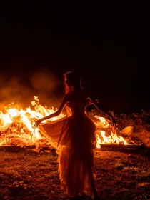 火焰中的少女
