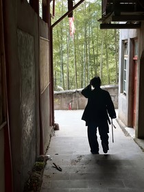 昆仑山怪异事录：毒光之谜