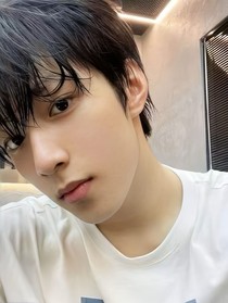 劉耀文：她如四月櫻