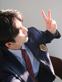 张凌赫：白色桔梗花