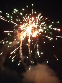 撑着悲伤不回头