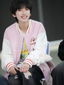 左奇函：嘻嘻，张桂源你妹妹我先该走啦走啦！