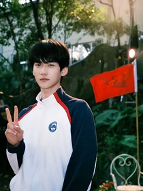 樹下有片紅房子：她眼尾微紅
