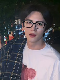 闫桉：拽住她脚踝