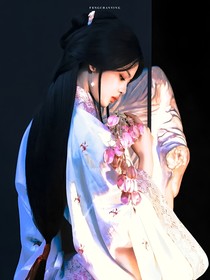 长月烬明：想和白月光贴贴