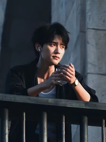 周翊然：逆光同行