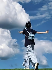 弟弟不是很乖的样子