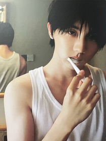 马嘉祺：轻咬