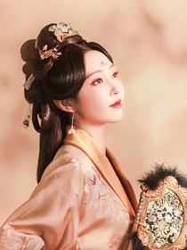 綜：女配她手拿He劇本
