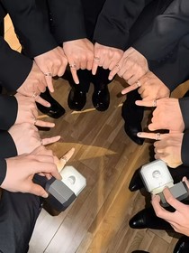 楼宇之间盛开的玫瑰