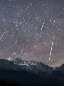 我们在星轨坠落前相拥