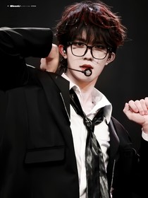 TOP：白月光她横扫末世
