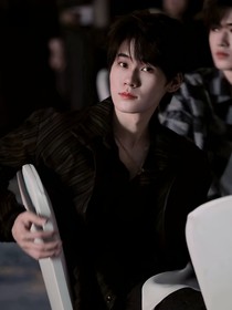 张真源：玫瑰藏于月光下