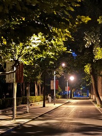 我在大學(xué)開心當女大，但導(dǎo)員是個攪屎棍